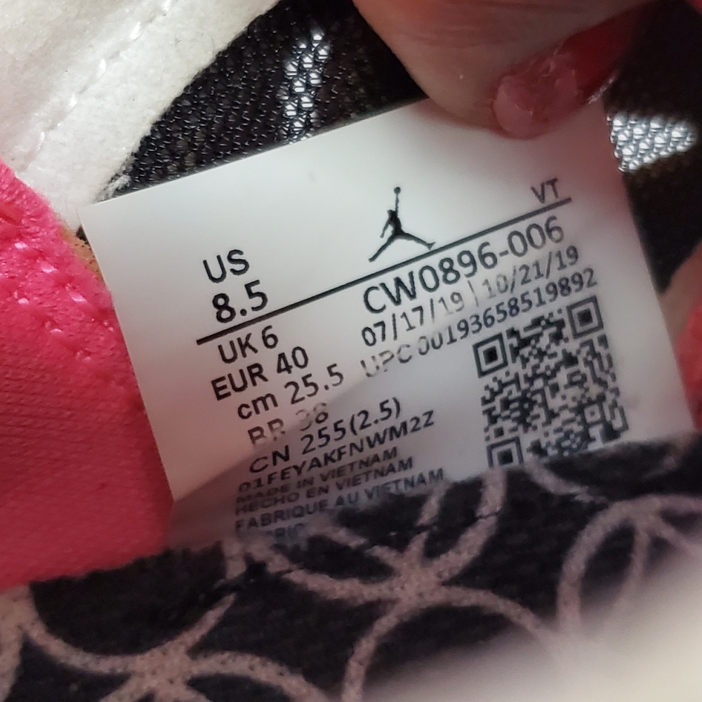 Nike Women's Sneakers - Black, Pink, and White - Picture 9 of 12